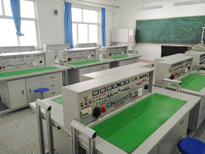 这一款是上海振霖教学设备公司生产的ZLCB-804型电工电子实验台整体教室图。