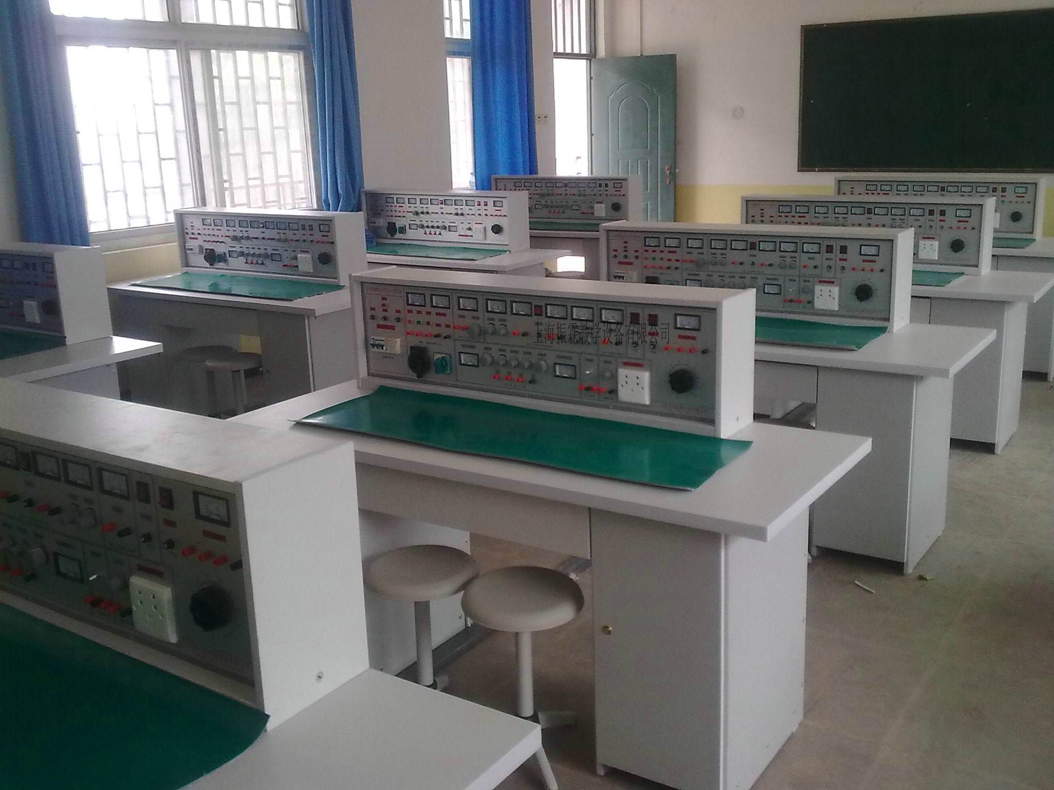 这一款是上海振霖教学设备公司生产的ZLCB-804型电工电子实验台整体教室图。